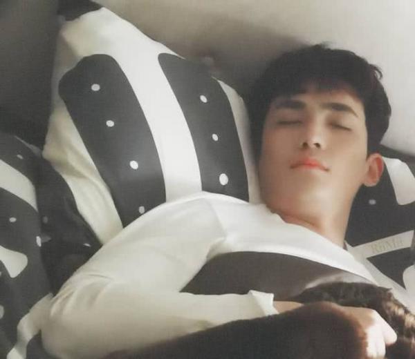 明星睡姿被偷拍，杨洋侧颜养眼，baby毁形象，热巴真的吓到我了！