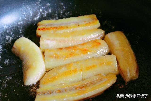 香蕉别拔丝了，换个吃法，一出锅就被抢光，香甜软滑，谁吃谁爱