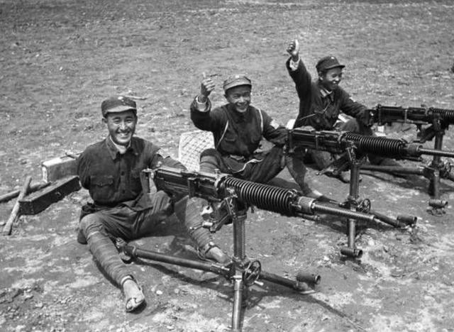 抗战期间，八路军使用的武器装备“榆木大炮、歪把子、万国造”
