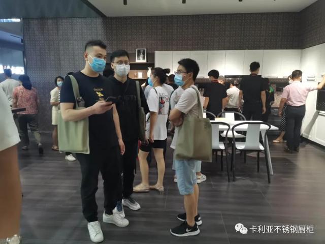 火爆！广州建博会第三天，和记AG平台娱乐官网
不锈钢橱柜展厅再现“人海”
