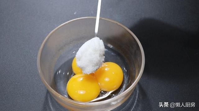 3个鸡蛋，一碗面粉，这个小吃比蛋糕的做法简单，老人小孩都爱吃