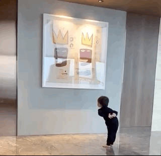 周杰伦父子赏毕加索名画，父子俩将手放在背后动作同步，敬意满满