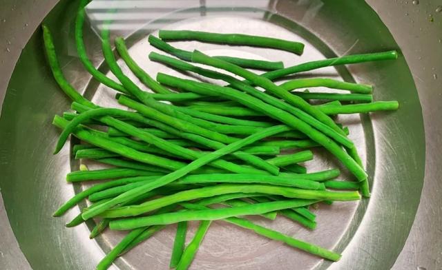 夏日里没胃口怎么办，开胃凉拌豇豆来一份，清凉低脂让你清爽一夏