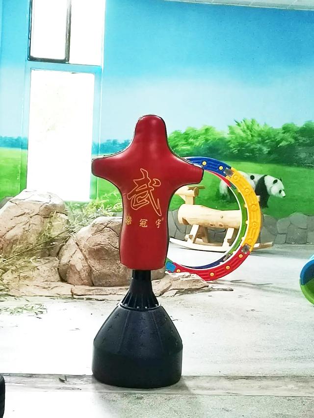 临沂动植物园为大熊猫融融和银柯举办生日会