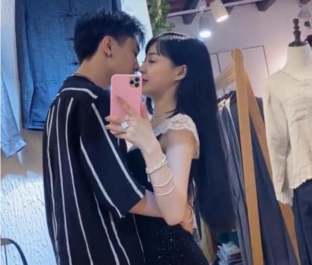 初尝到热恋甜头，郭美美再次与男友甜蜜拥吻，愿意为对方放弃一切