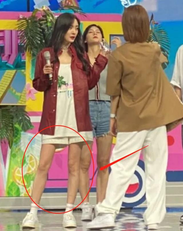 杨幂录制快本，路人拍照却忘了开美颜，这生图