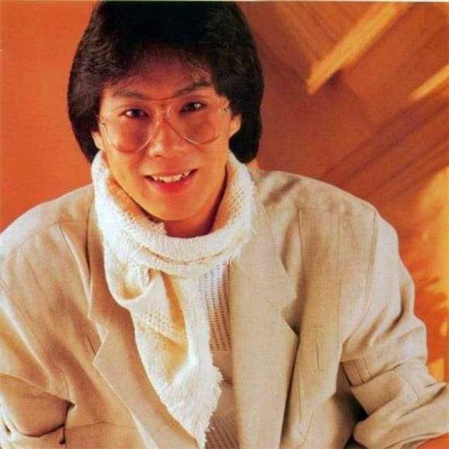 乐坛巨星车祸瘫痪，遭老婆抛弃被丢养老院，如