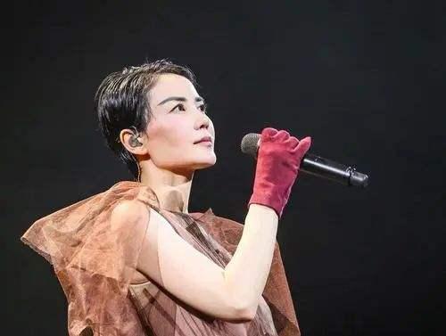 当年和王菲争夺歌后，辱骂内地人没素质，却恋上小23岁内地男友？