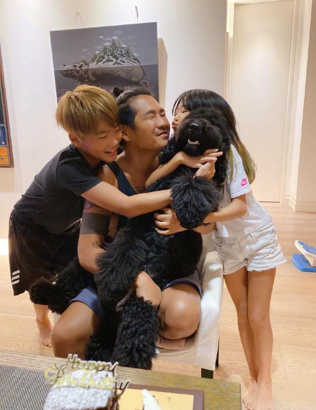 曹格41岁生日，一双儿女献吻温馨有爱，Joe和Grace染金发潮范十足
