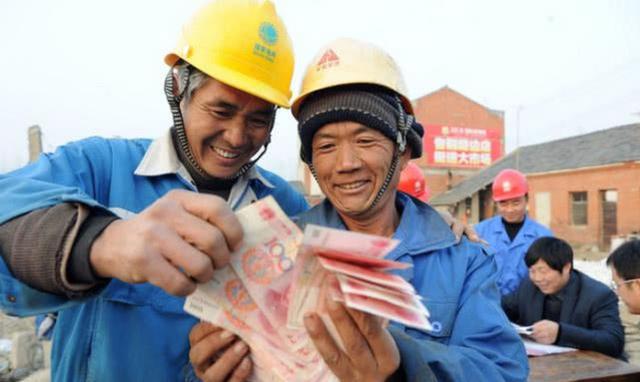 民工买酒店员却多收2块，民工不解，店员：没钱