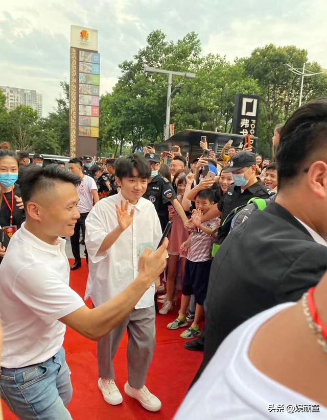 郑恺火锅店开业，林峰衣衫不整走红毯，王祖蓝穿长款衬衫像学生