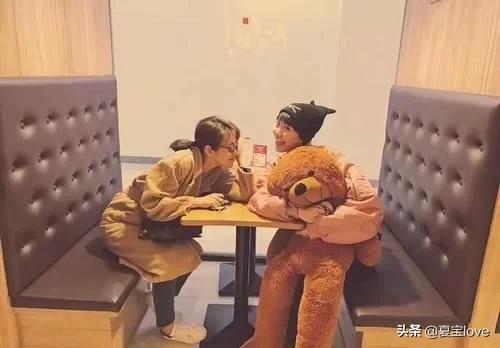 闫妮女儿毕业照曝光，五官清秀身材苗条，早已