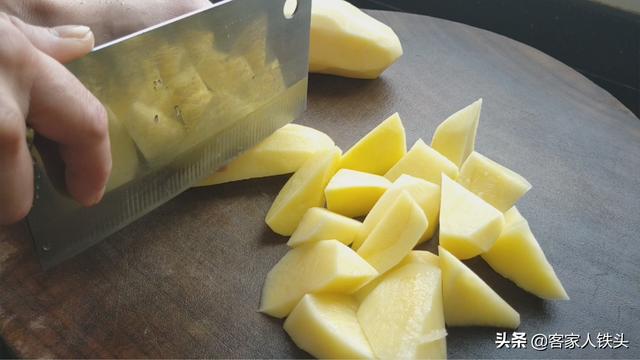 3个土豆不加一片肉，这样秘制一锅，孩子超爱吃，比薯条吃着还香