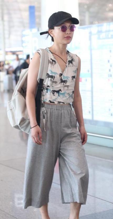 周迅出现在机场，穿裹身款上衣配7分阔腿裤，越巨星越不用装