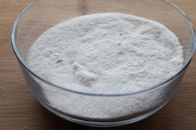 大米做，既是甜又是主食，咬一口松香甜，好吃到停不下