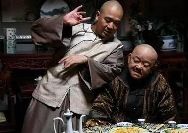 和珅上联："三斤四两五花肉"，纪晓岚出的下联，和珅一脸懊悔