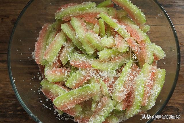 夏天，西瓜皮别扔了，把它做成零食，软糯香甜，好吃不浪费