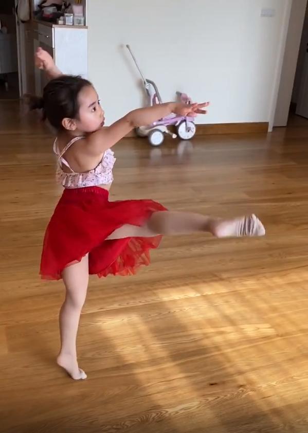 董璇罕晒女儿，家中内景曝光无一家具只见墙？