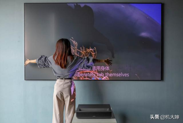 峰米让同行无立足地！150英寸4K电视仅10999元，可看90000部电影