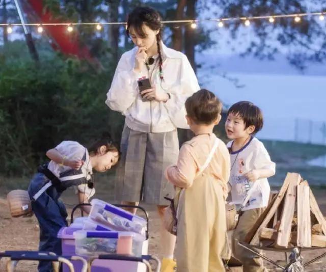 郑爽节目被小孩拽头发，她下意识的反应，暴露