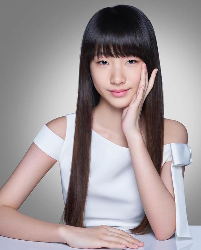 小s三个女儿一起拍广告同框比美，个个高冷自信，镜头感十足