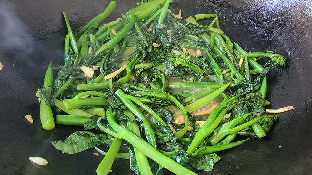 广东人很喜欢这样做芥兰，加一点米酒，香味浓味道好，太好吃了