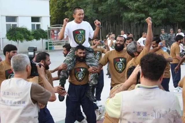 中巴友谊有多深？巴基斯坦兄弟越过国界线，喊