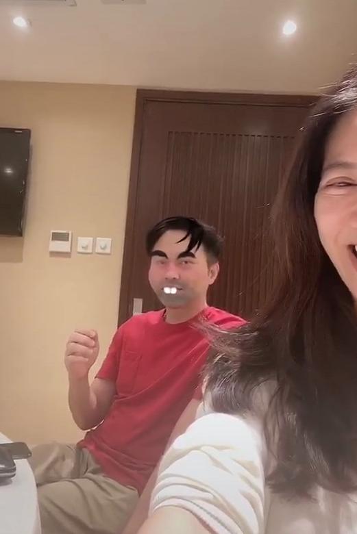 袁咏仪变老公黑粉晒其丑照，张智霖乖巧配合一脸宠溺，甜齁