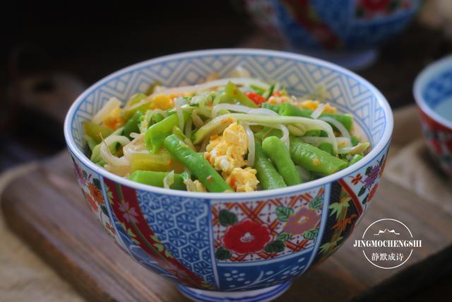 大热天不想吃饭时，就爱煮这碗面，酸爽可口，一碗打不住