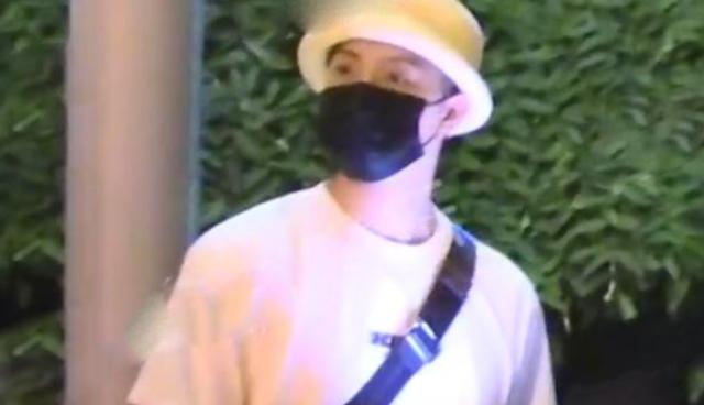 张铭恩现身胡冰卿小区，双方曾否认恋情，网友：只是拥抱的朋友