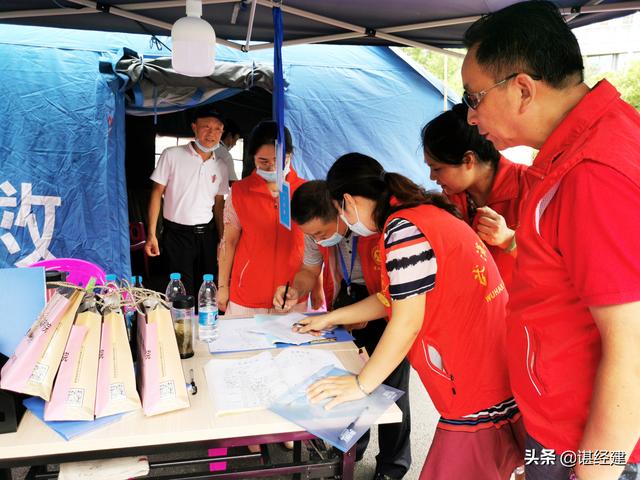 武汉好人圈志愿服务协会慰问「武汉抗洪勇士」，沿江堤闸口送温暖