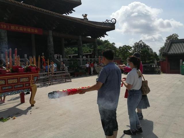 高三学子们纷纷到南宁孔庙，祭拜孔子，祈福金榜题名