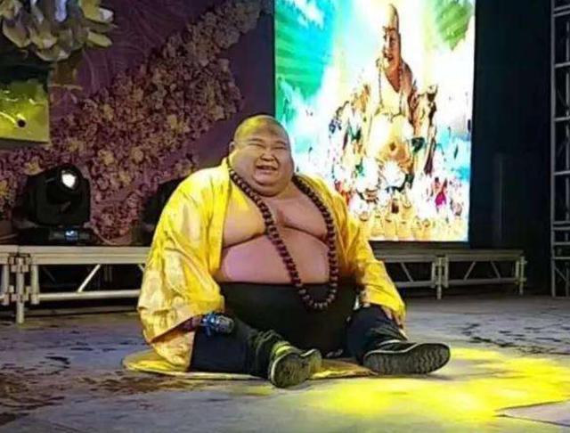 因长得太像弥勒佛，被富婆带回家，如今的他怎么样了？