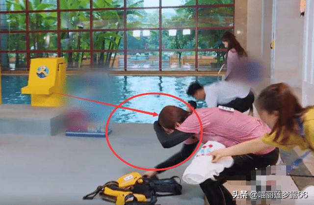 明星偶像包袱多重?落水反应:Baby捏鼻子，蔡徐坤撩发，汪苏泷挡脸