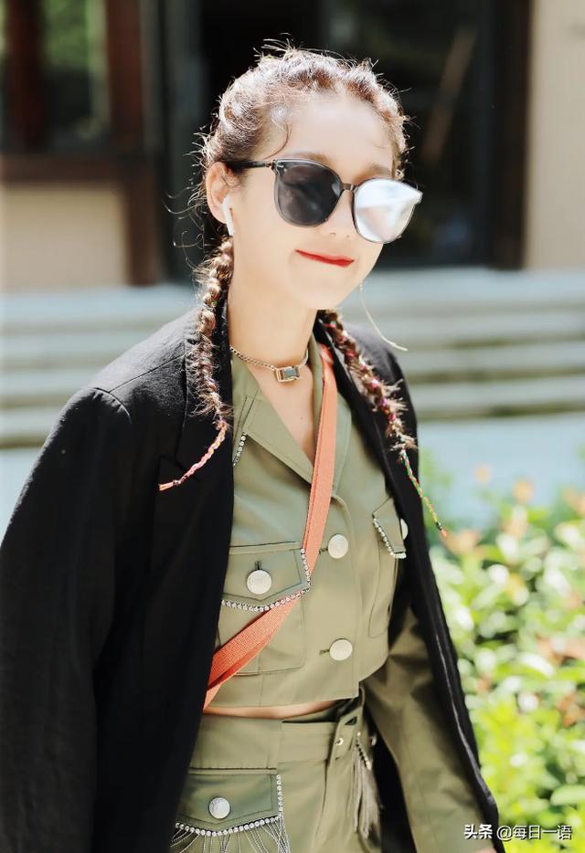 硬糖少女希林综艺生图：戴墨镜御姐范儿十足，