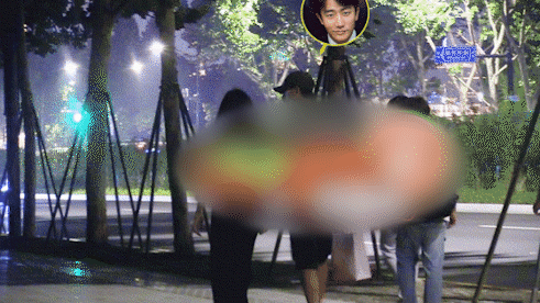 黄轩携女友见长辈好事将近？两人街头互拥，频频上演摸头杀