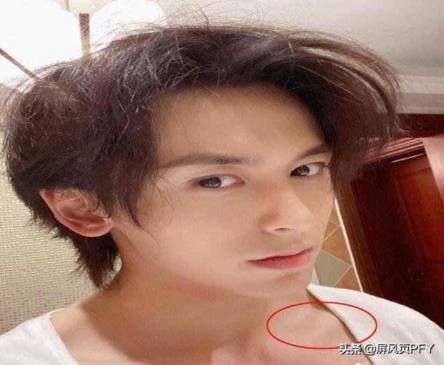 张哲瀚发自拍抗议定妆照，流露锁骨大秀身材，