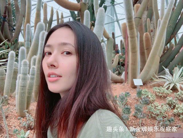 郭碧婷怀孕后首晒素颜照，怀抱爱犬变相官宣，肚子鼓了脸却未发福