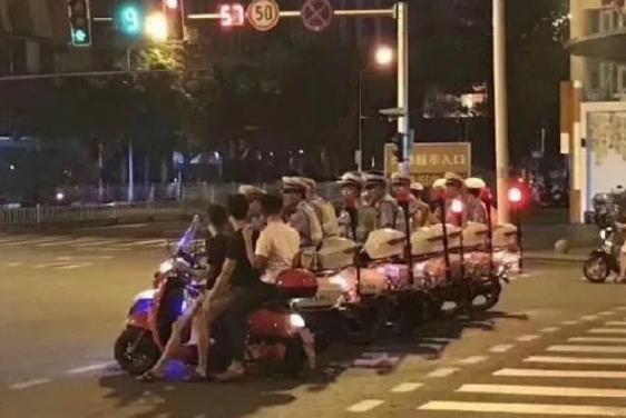 “和女同事约吃饭，她这动作什么意思，暗示我