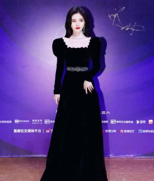 明明有巨星潜质可惜一直红不起来，她要是认命