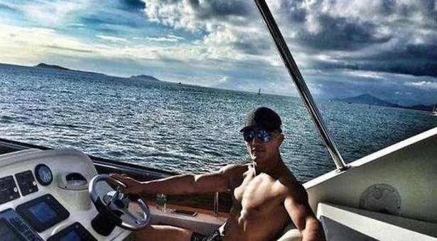 33岁武僧一龙身家过亿，身边美女成群，出手阔绰买千万游艇