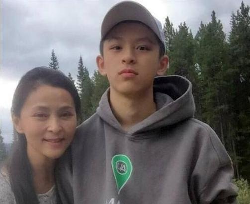 53岁何音近照，与黄志忠离婚9年，跟儿子相依为
