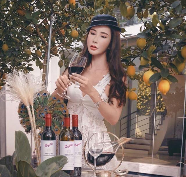 确实奢华，lv硬箱堆成小山坡，爱马仕包包摆成墙