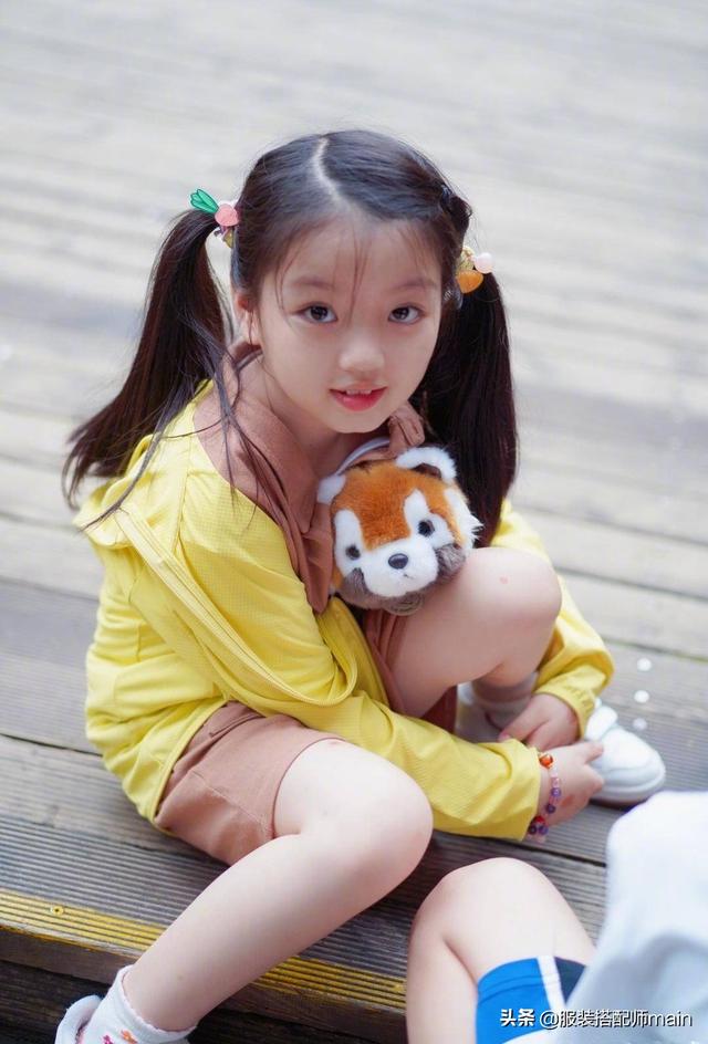 童星阿拉蕾长大了，才8岁就会穿连体裤秀腿，一看就是美人坯子