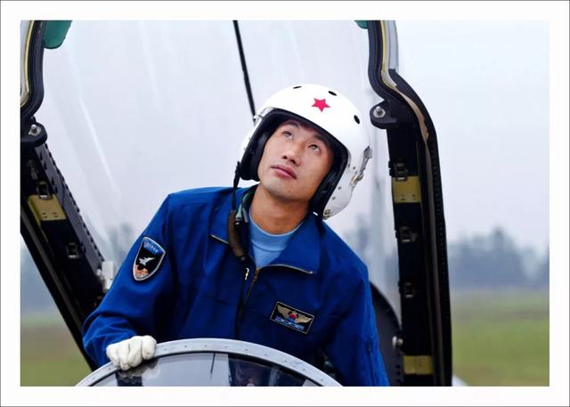 敬佩！为挽国家损失，他放弃逃生，战机滑翔迫