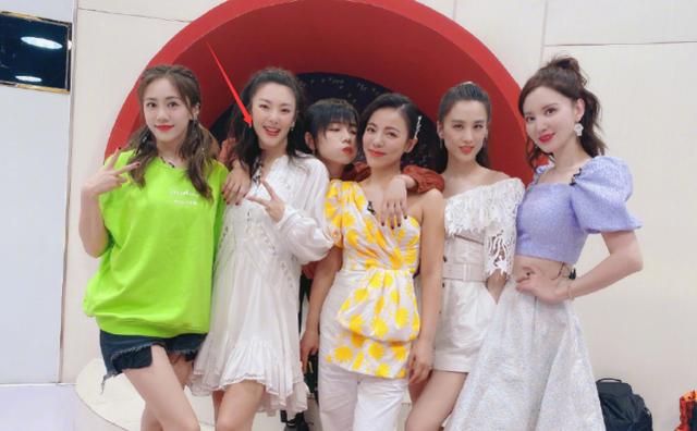 刘芸晒集体合照被吐槽，p图只p自己太有心机，张雨绮的嘴都歪了