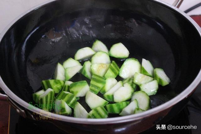 进入8月，吃红豆绿豆都不如吃这瓜，加肉炒鲜香味美，营养全面