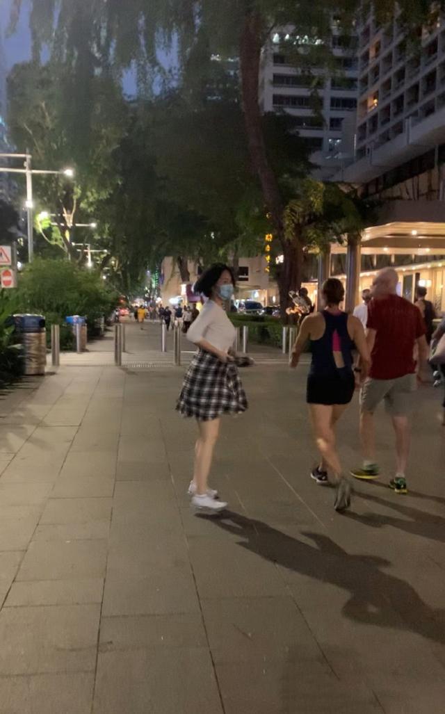 路人|许晴夜走被路人偶遇 好身材溢出屏幕大长腿太让人羡慕了