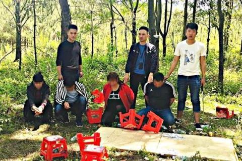 广西大叔大妈在树林卖淫嫖娼，被警方当场抓获