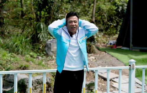 深夜@宋小宝深夜陪老婆购物恩爱十足 又是狗粮一把把的撒